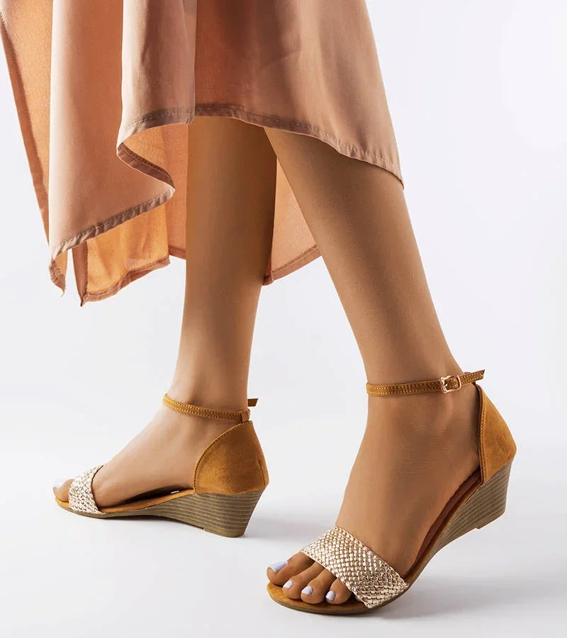 Żółte czółenka na słupku z motywem skóry wężą Dolores