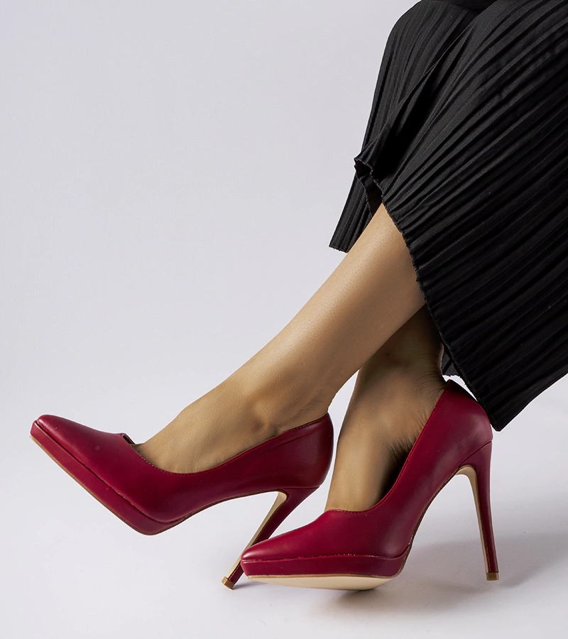 Burgunderrote klassische Pumps von Kristin