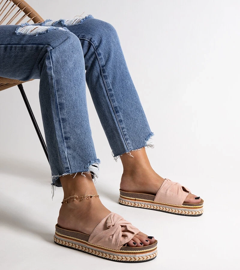 Massive rosa Pantoffeln mit dekorativer Sohle von Nibalie