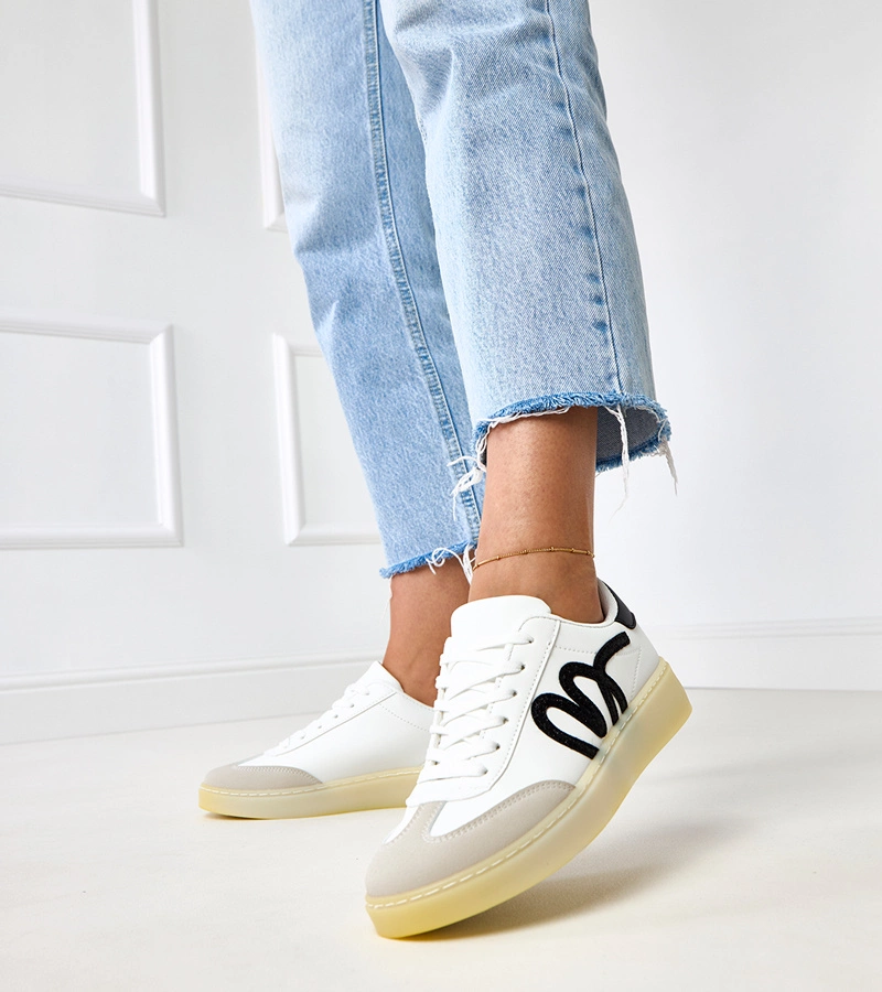 Weiße Sneakers auf Plateausohle mit schwarzem Motiv Izabell