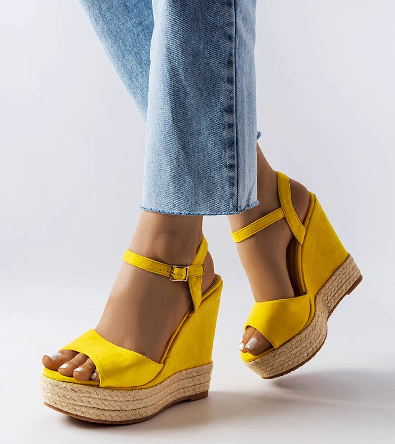 Żółte czółenka na słupku z motywem skóry wężą   Dolores