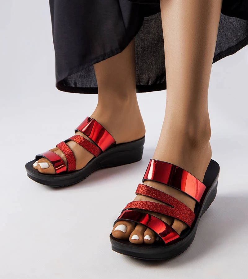 Lolis glänzende rote Flip-Flops