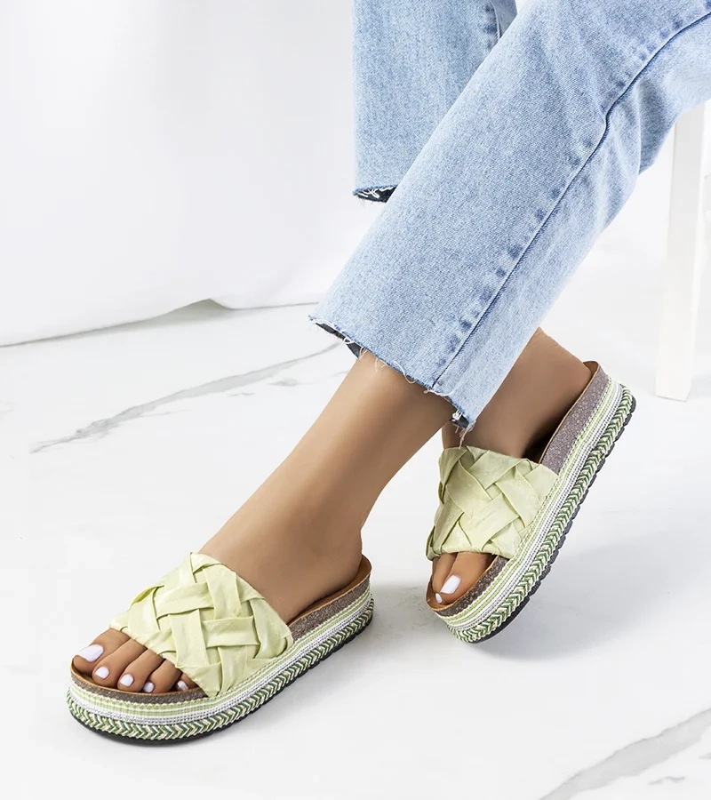 Beżowe klapki z łańcuchem Levy