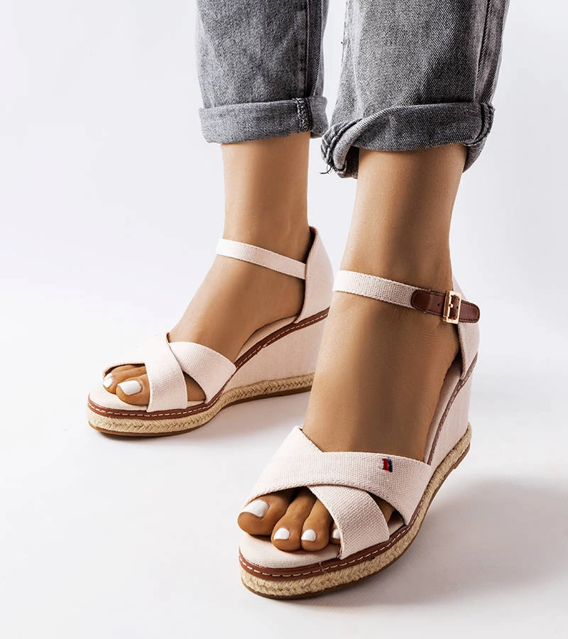 Żółte czółenka na słupku z motywem skóry wężą Dolores