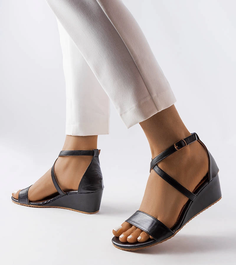 Żółte czółenka na słupku z motywem skóry wężą   Dolores