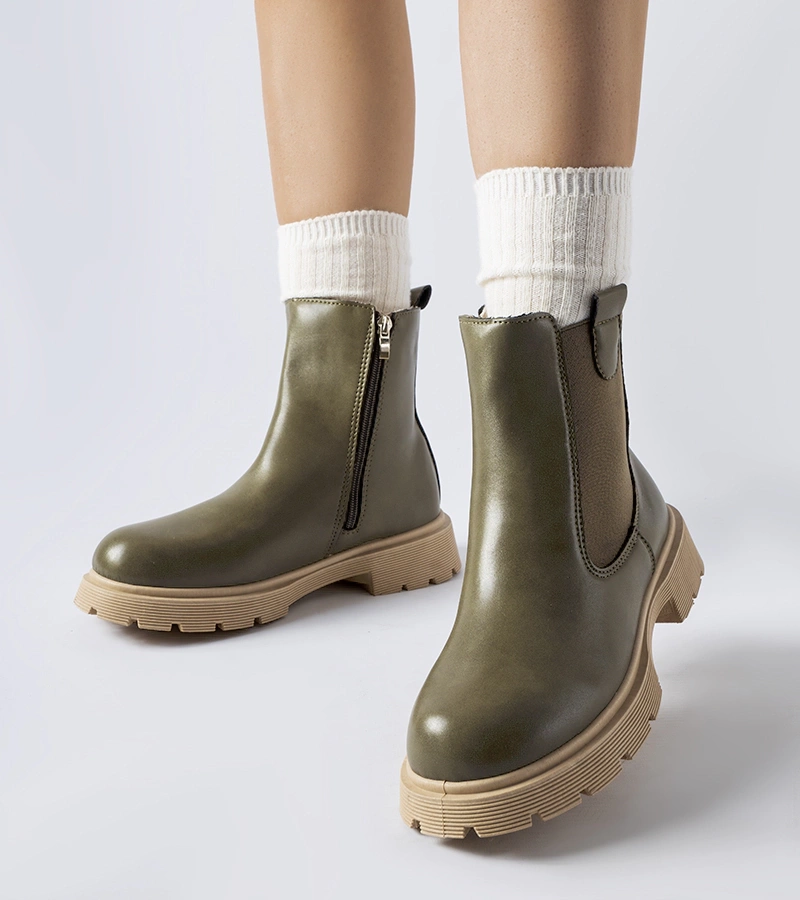 Grüne Stiefeletten auf beigefarbener Sohle von Giacinta