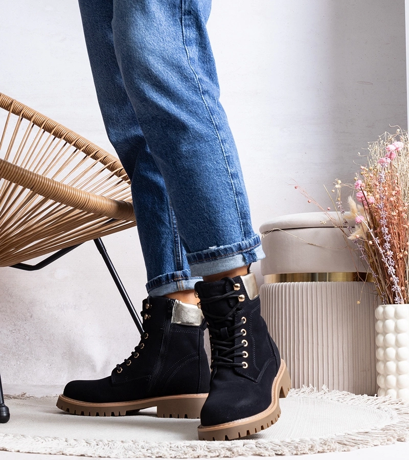 Czarne ocieplane traperki Amata po niemiecku to: **Schwarze gefütterte Wanderstiefel Amata**.