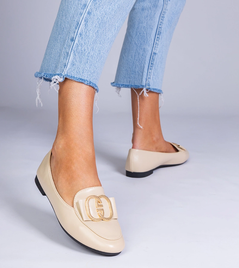 Beige Damenmokassins mit goldener Verzierung Frada