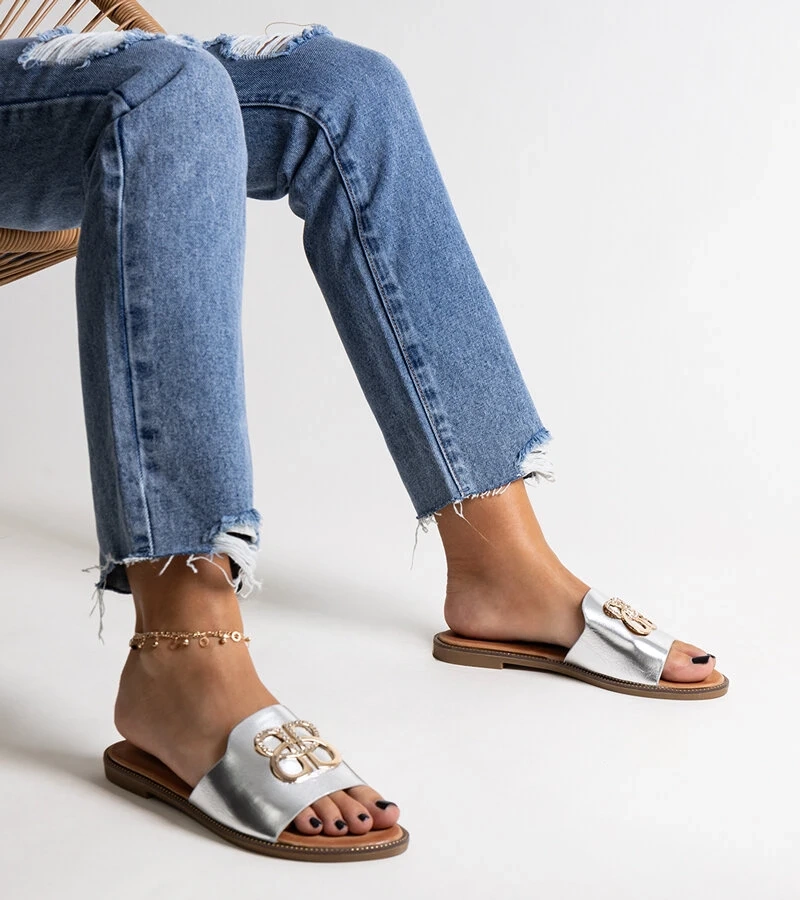 Silberne Pantoletten mit dekorativer Schnalle von Bera