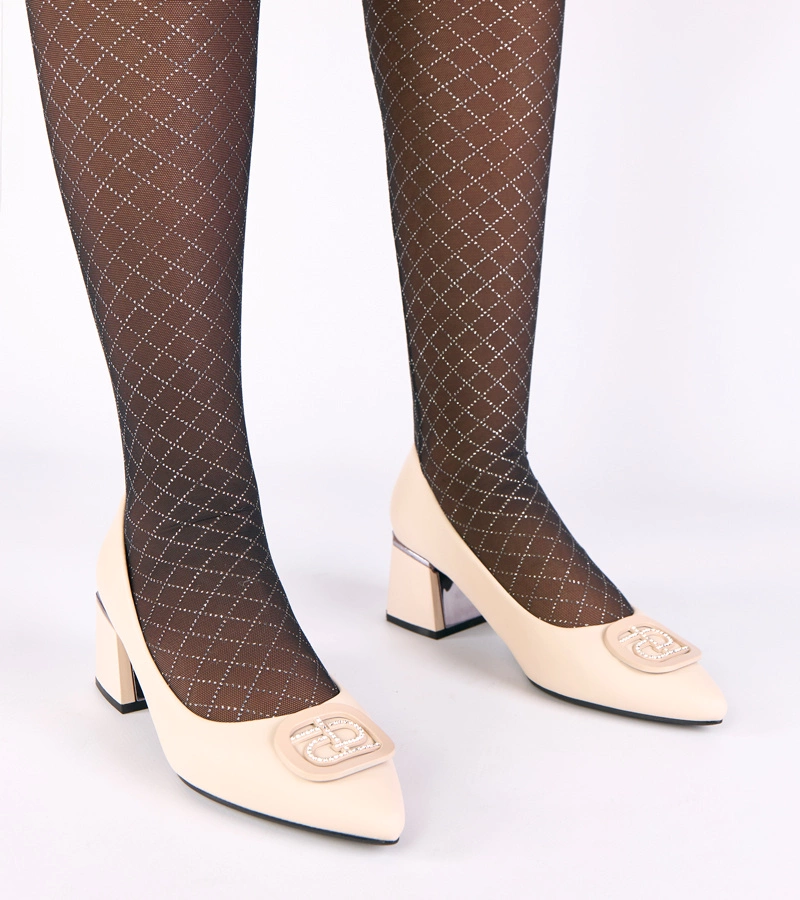 Beige Pumps mit Blockabsatz verziert mit Strass Merla