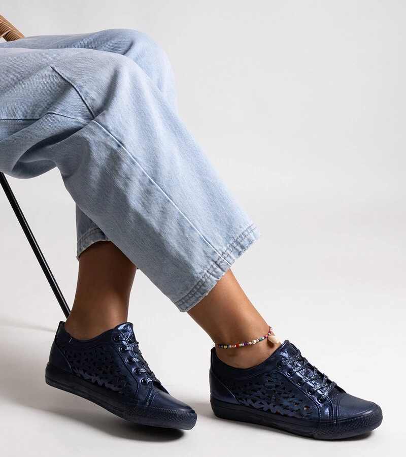 Marineblaue Safune-Sneakers mit Lochmuster