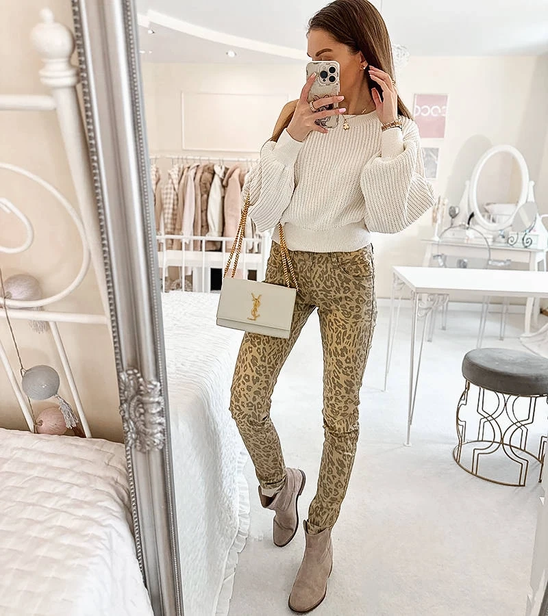 Beige Slim-Hose mit Leopardendruck von Viens