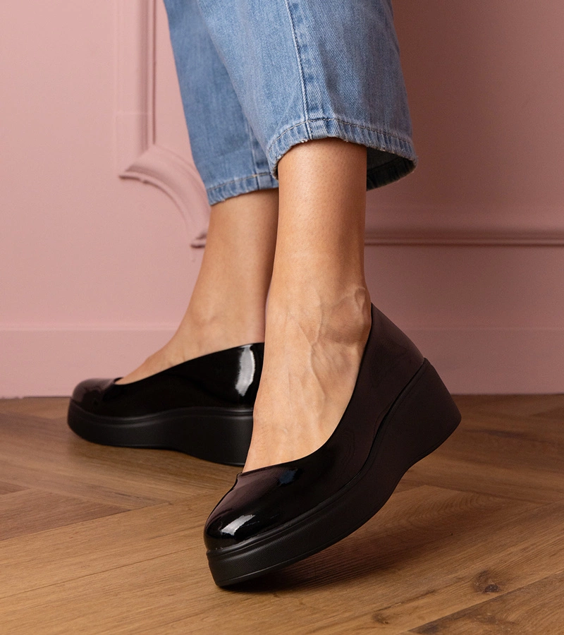 Schwarze lackierte Halbschuhe auf Plateausohle Nikara