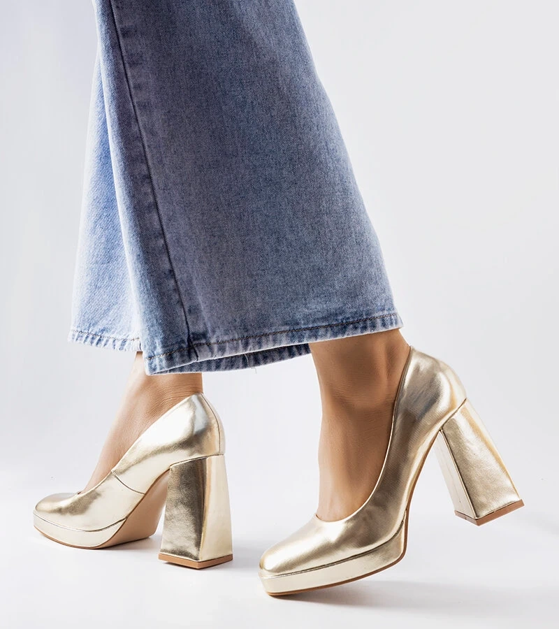 Goldene High Heels von Mailly