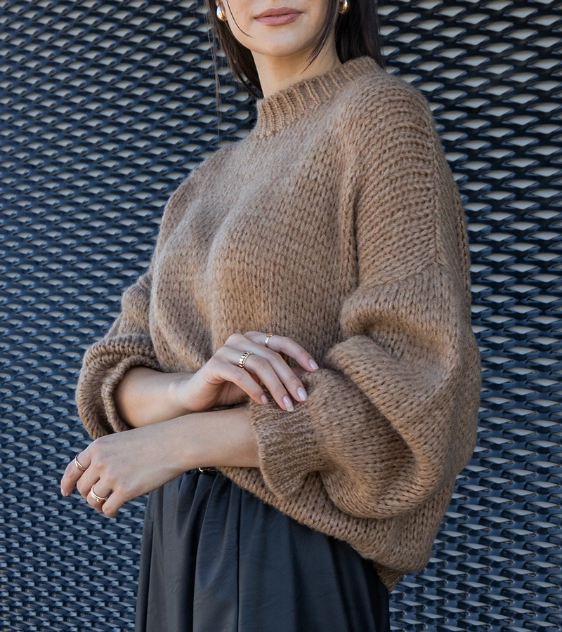 Bräunlicher asymmetrischer Pullover Castia.