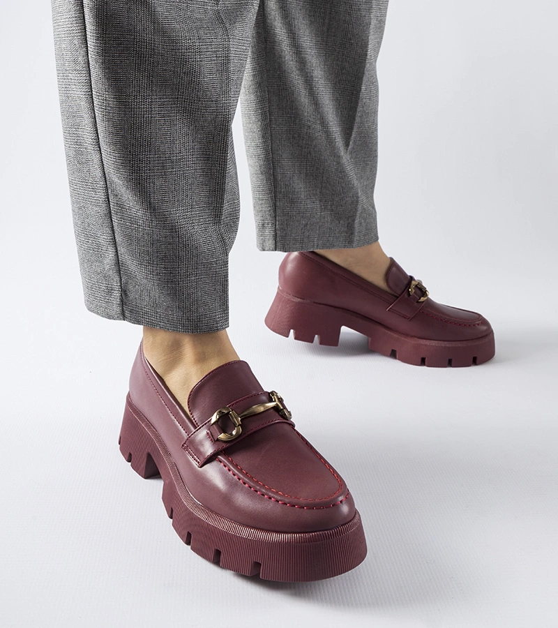 Bordeauxrote Mokassins mit Schnalle von Cerzeto
