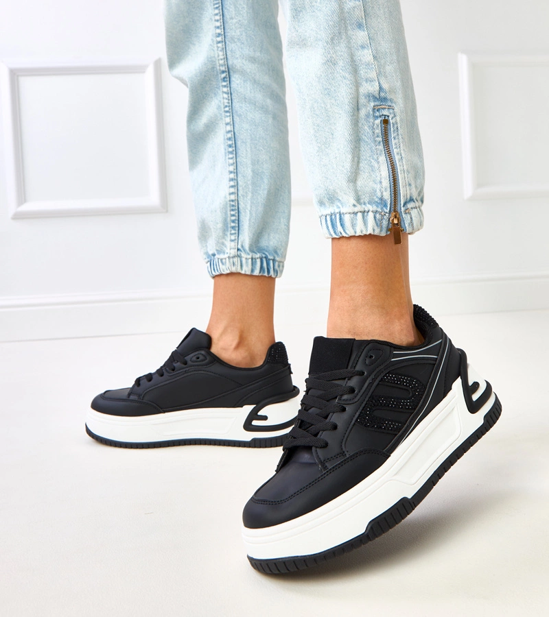 Schwarze Sneakers auf Plateausohle verziert mit Strass Grima