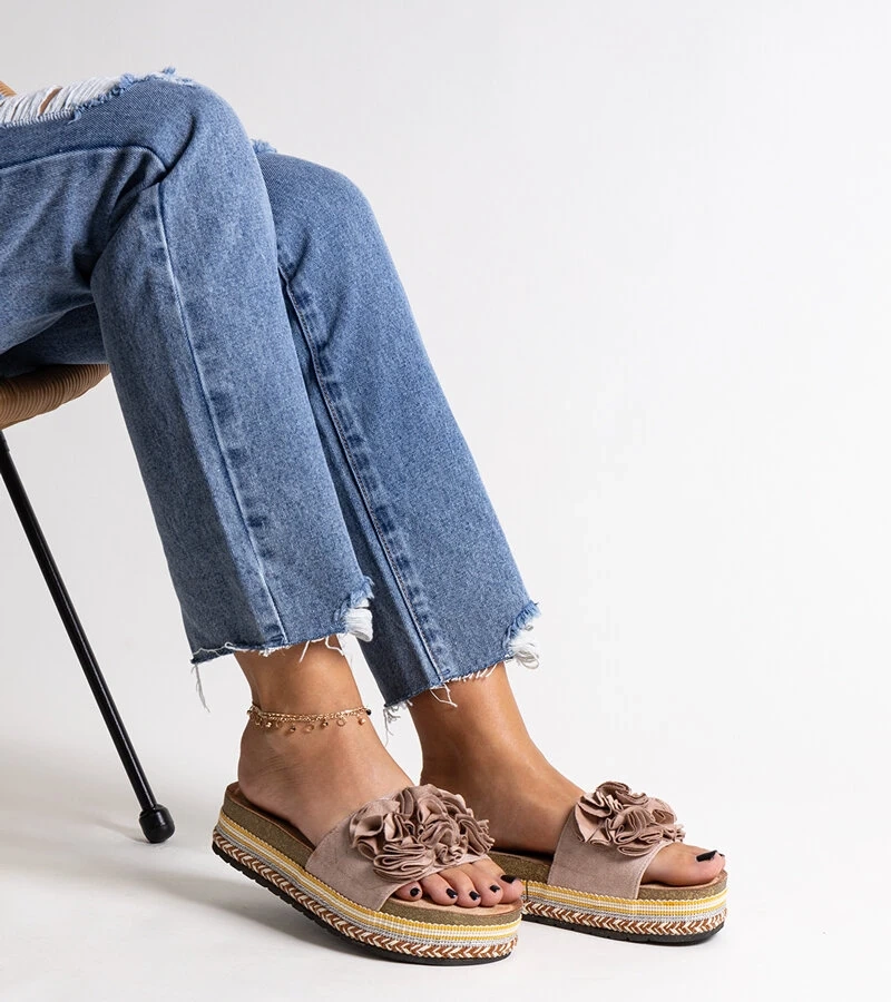 Beige Mehret Flip-Flops mit Blumenverzierung