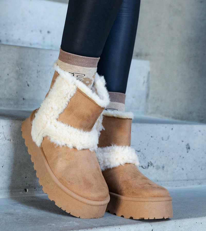 Dunkelbeige Eco-Suede Schnee-Stiefel mit Plateau und mit Fell verziert von Peters.