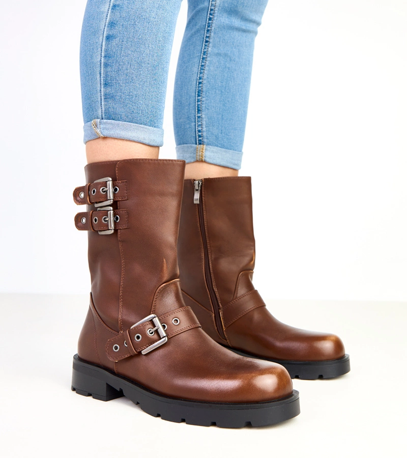 Braune Plateaustiefeletten mit dekorativen Schnallen Shalay