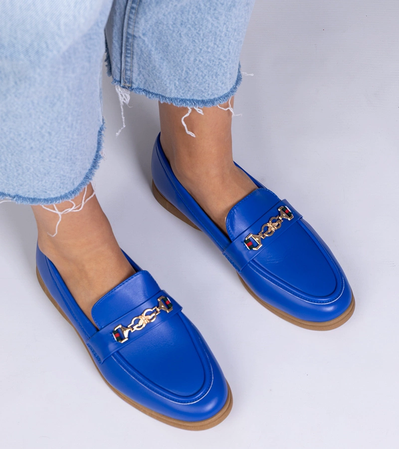 Blaue Mokassins mit goldener Verzierung Feola