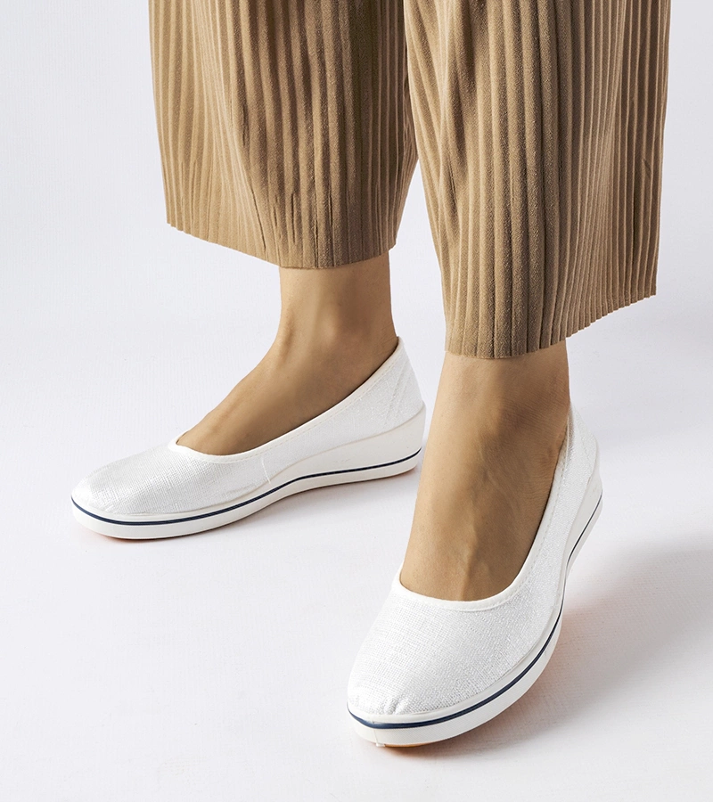 Glänzende Ecru-Ballerinas mit Morrison-Keilabsatz