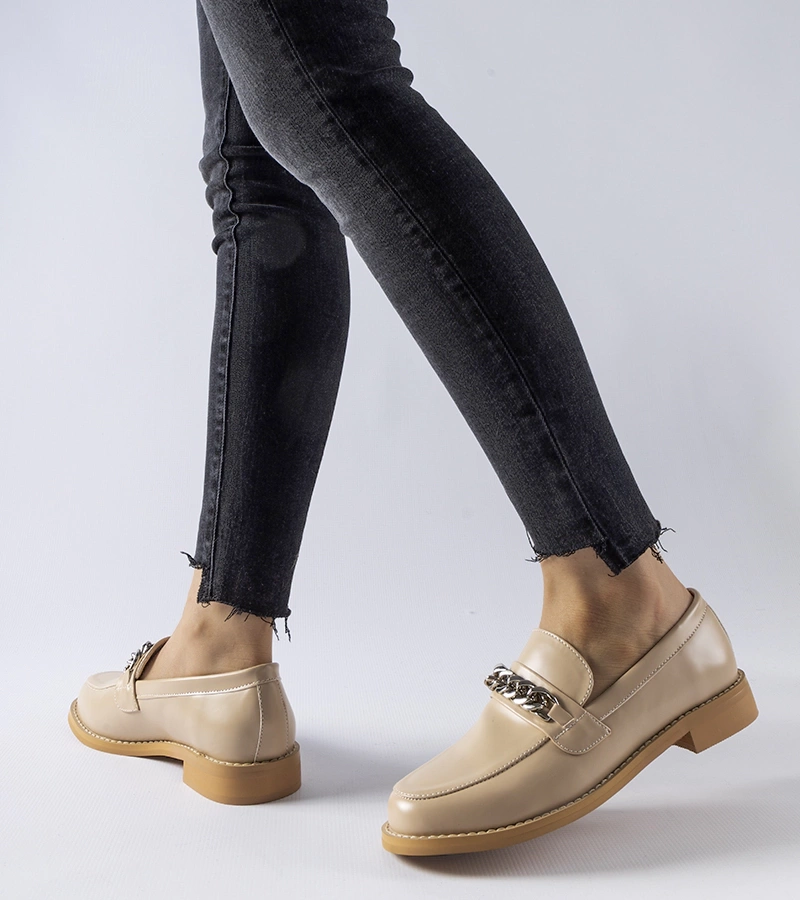 Beigefarbene Mokassins verziert mit einer Center-Kette