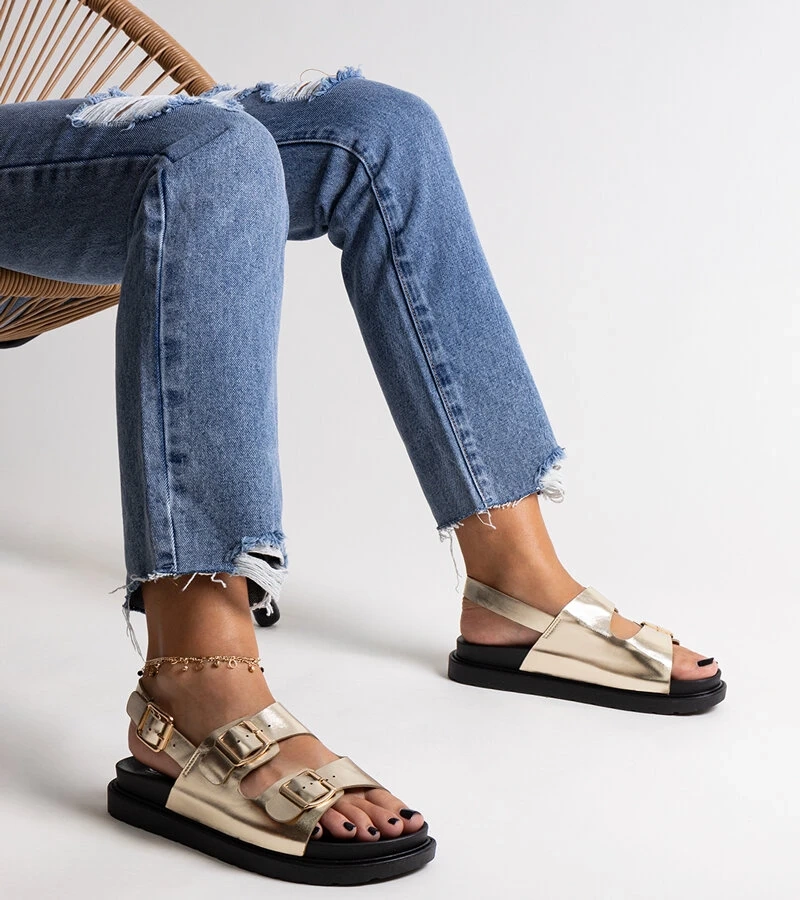 Basheras goldene Plateausandalen