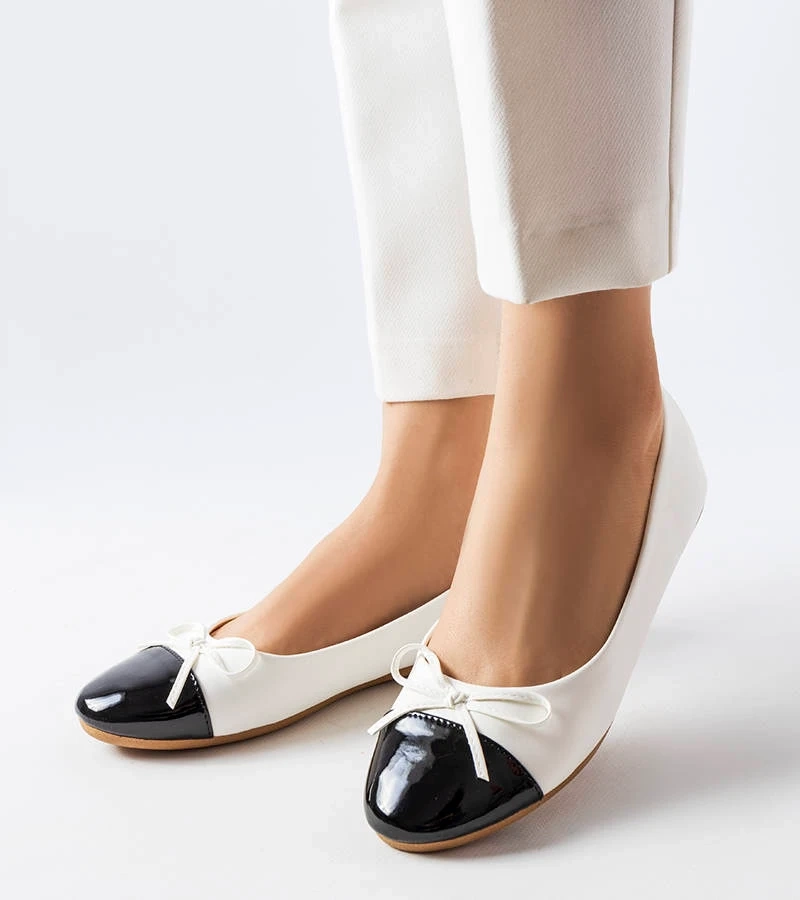 Weiße Ballerinas mit lackierter Spitze von Despins