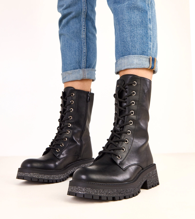 Schwarze Stiefeletten mit Zierplattform Asevie