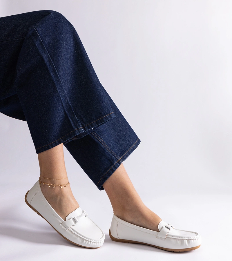 Weiße klassische Mokassins aus Kunstleder Pelayo