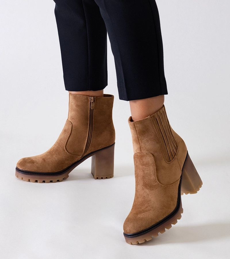 Braune Stiefeletten auf hohem, massiven Blockabsatz aus Eco-Suede Dunyana.