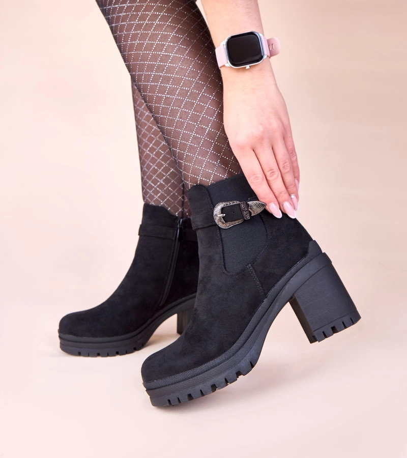 Schwarze Stiefeletten mit Blockabsatz und dekorativer Schnalle Gwella