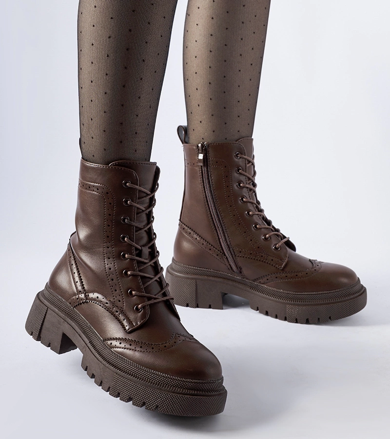 Braune Nicla Stiefel mit Stickereien