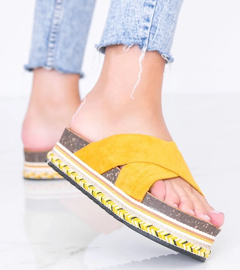 Senfgelbe Pantoletten mit dekorativer Riri-Sohle