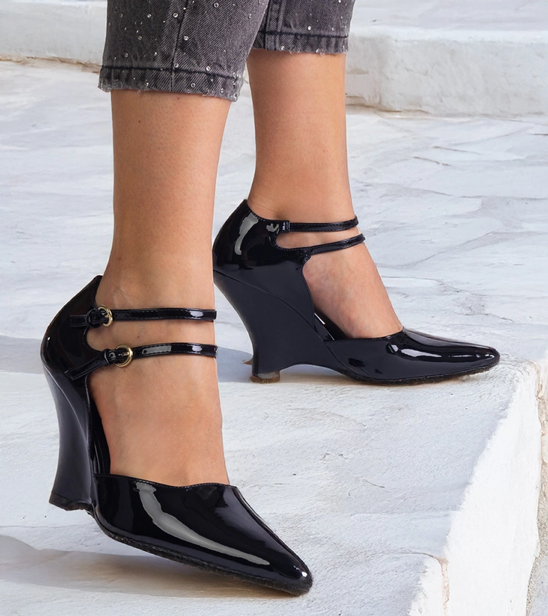 Schwarze lackierte Keilpumps mit Schnallen Vizario