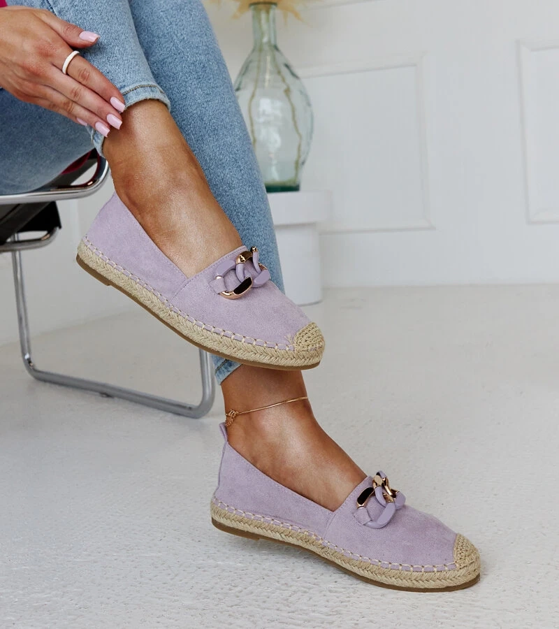Lila Espadrilles mit Radwans Kette