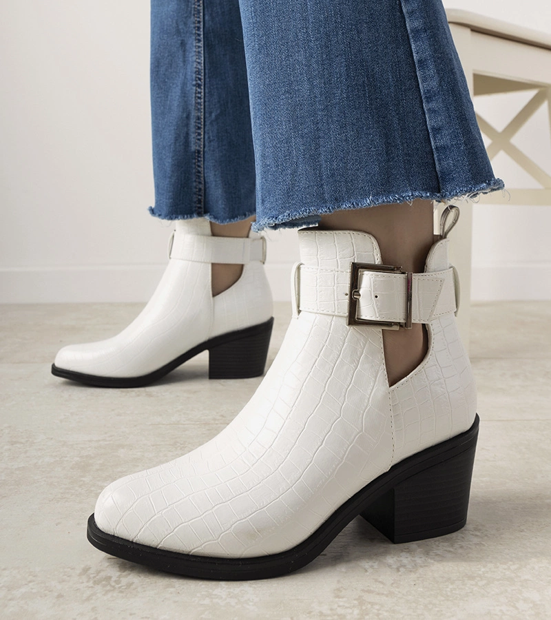 Weiße Stiefeletten auf Absatz mit Ausschnitten von Moderniso