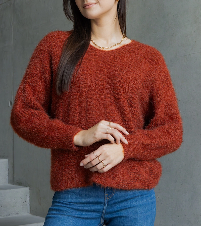 Czerwony sweterek z dekoltem Neveri po niemiecku to: **"Roter Pullover mit Neveri-Ausschnitt."**