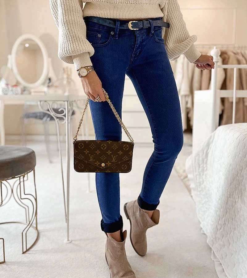 Blaue elastische Hose mit Rocher Gürtel