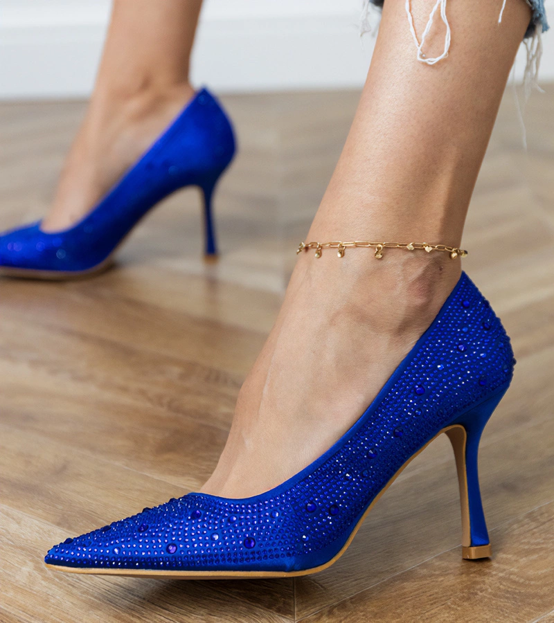 Blaue Satinpumps mit Strasssteinen Kortis