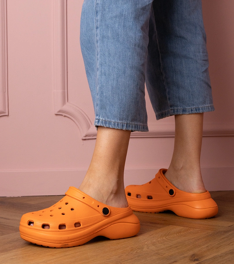 Orangene Plateausandalen mit geschlossenem Zehenbereich Kameris