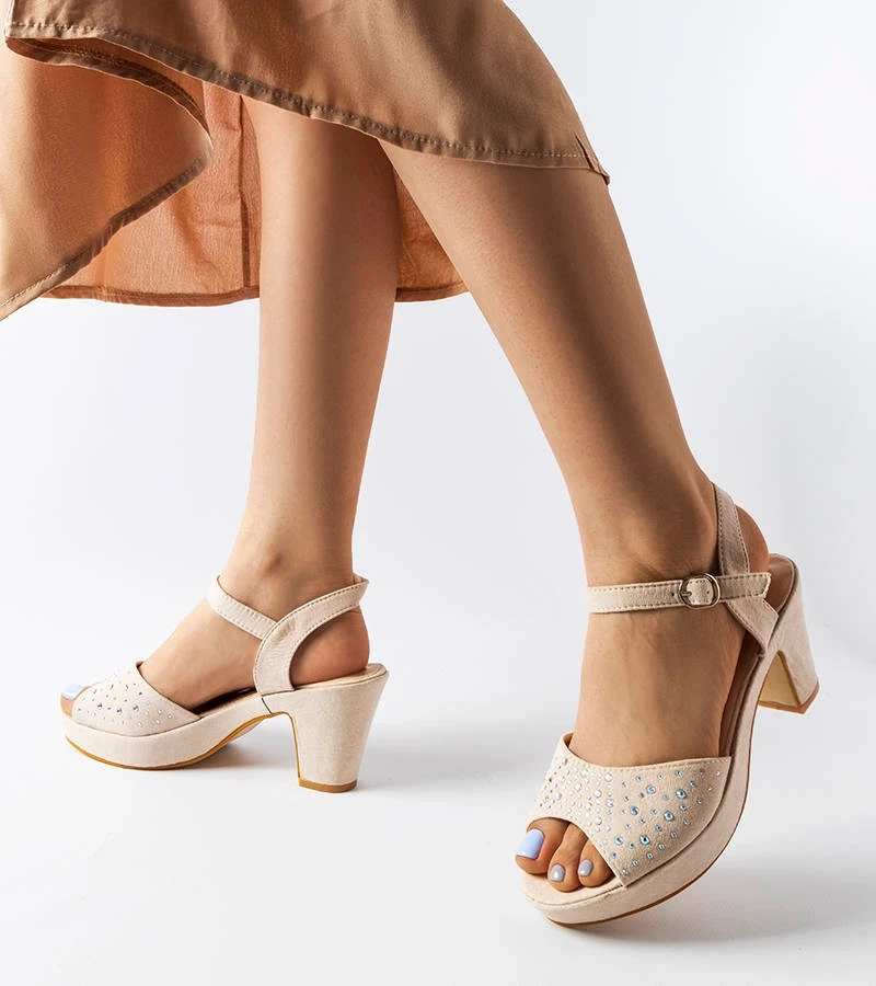 Beige Beltane Sandalen auf dem Stiel