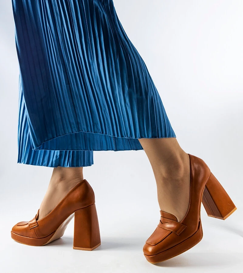 Braune Pumps mit hohem Absatz von Inès