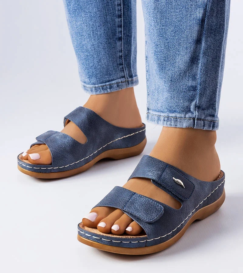 Beżowe klapki z łańcuchem Levy