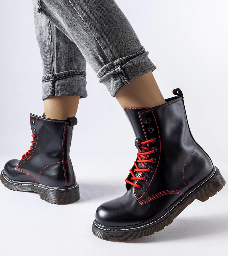 Schwarze Rocco-Trekkingschuhe mit rotem Faden verziert