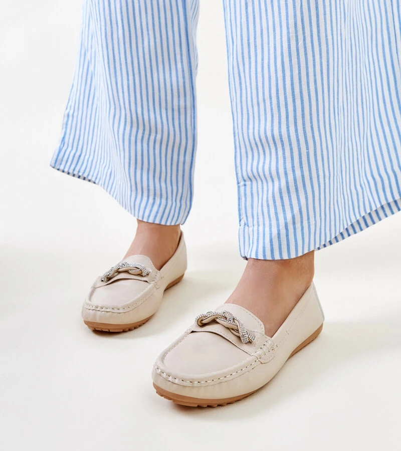 Beigefarbene Mokassins verziert mit Zirkonen von Adiba