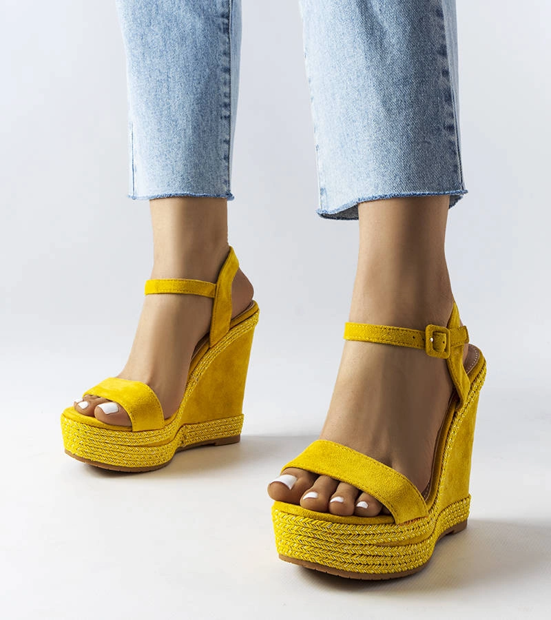 Żółte czółenka na słupku z motywem skóry wężą   Dolores