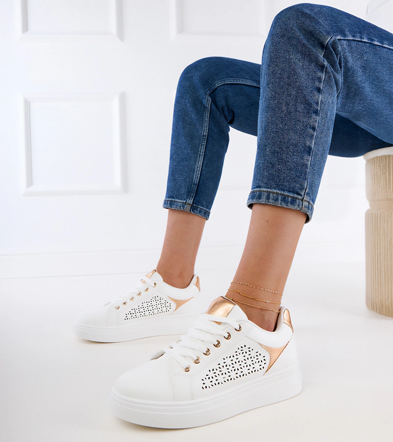 Weiße Sneakers mit goldenen Einsätzen auf Plateausohle Remmi