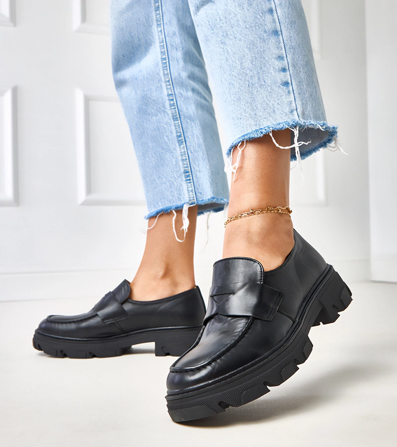 Czarna Halbschuhe aus Kunstleder Kirna.